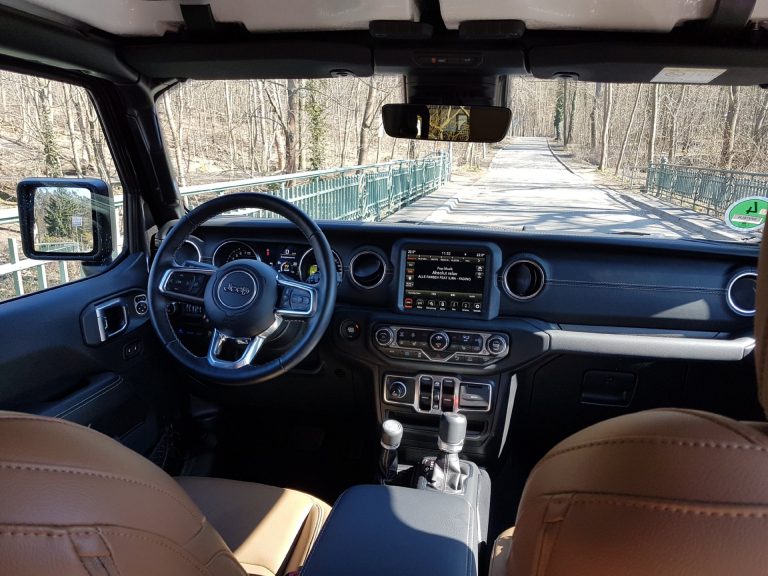 Jeep-Wrangler-4ex-Interieur