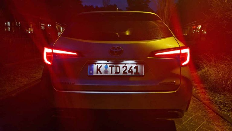 Toyota Corolla Rückleuchten bei Nacht