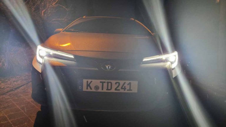 Toyota Corolla Scheinwerfer bei Nacht