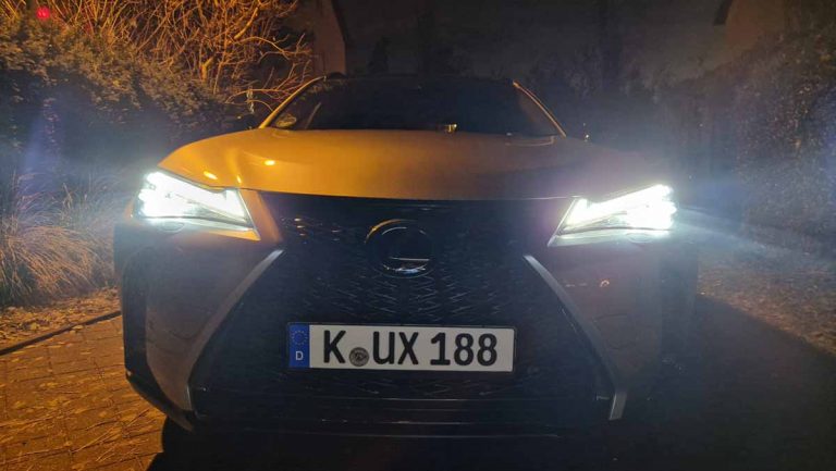 lexus-ux250h scheinwerfer bei nacht