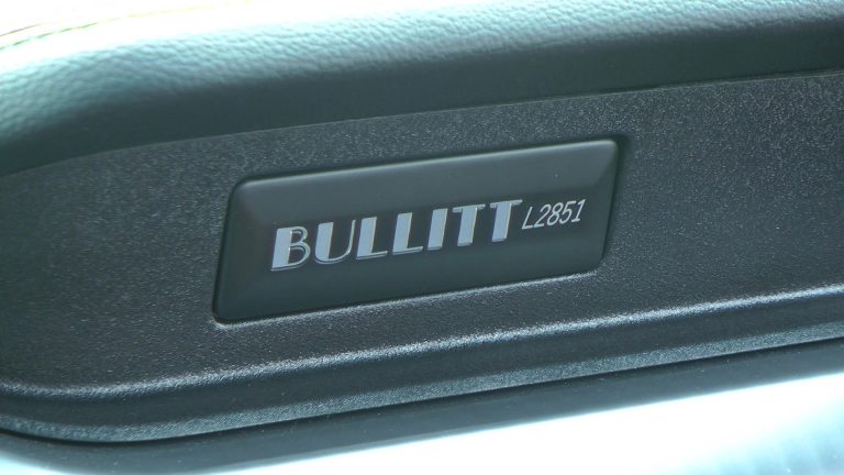 Ford Mustang Bullitt Schriftzug innen
